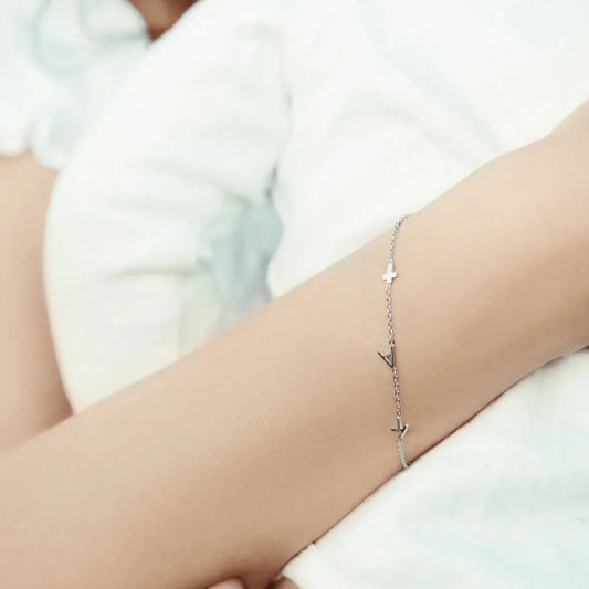 Personalisiertes Armband mit seitlichem Initial