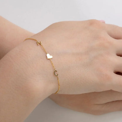 Personalisiertes Armband mit seitlichem Initial