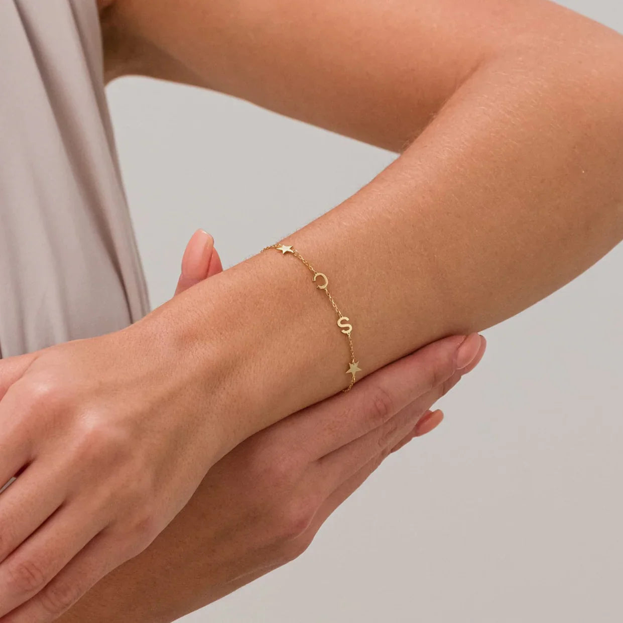 Personalisiertes Armband mit seitlichem Initial