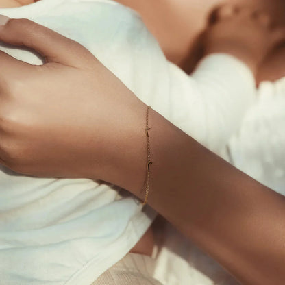 Personalisiertes Armband mit seitlichem Initial