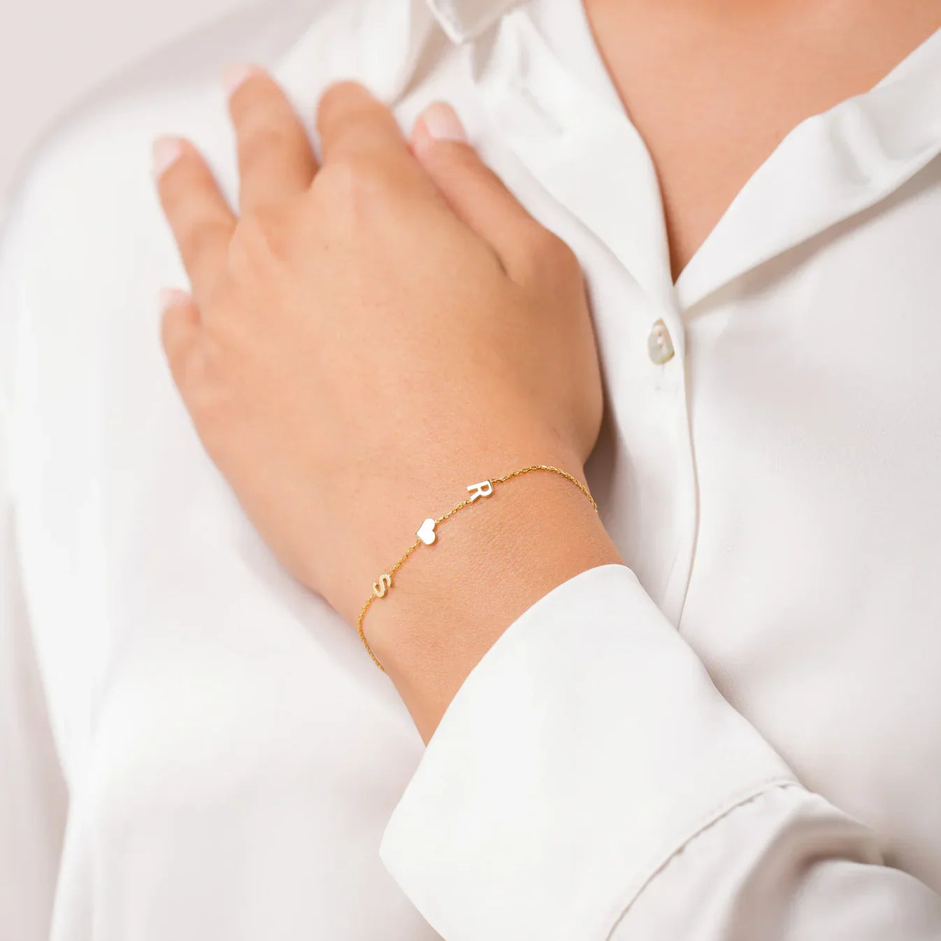 Personalisiertes Armband mit seitlichem Initial